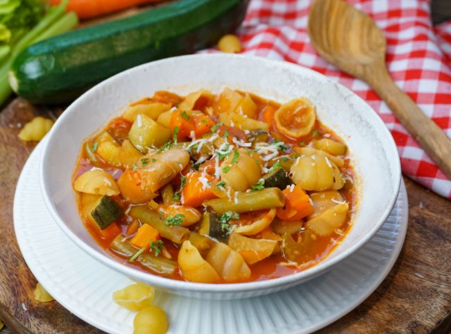 Minestrone - italienische Gemüsesuppe