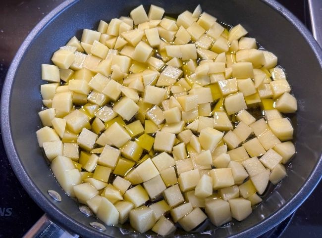 Spanische Tortilla Kartoffelwürfel braten