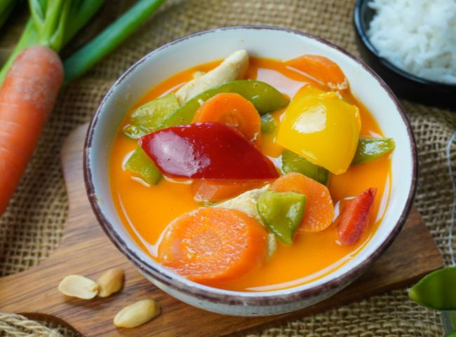 Thai Curry mit Hähnchen und Gemüse